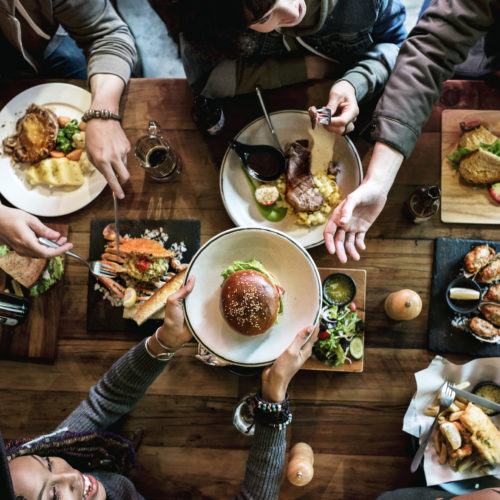 8 tipos de serviço de mesa para você adotar em seu restaurante