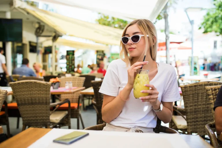 mulher-tomando-coquetel-de-limonada-em-um-cafe-restaurante (1)