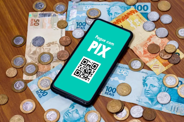 pix-na-tela-do-smartphone-com-varias-moedas-ao-redor-pix-e-o-novo-sistema-de-pagamento-e-transferencia-do-governo-brasileiro-e-brasileiro-1 (1)